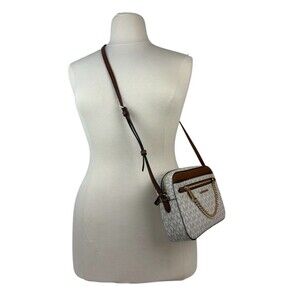 New Michael Kors Jet Set Item Large East West Zip Chain Crossbody Vanilla/Brown
